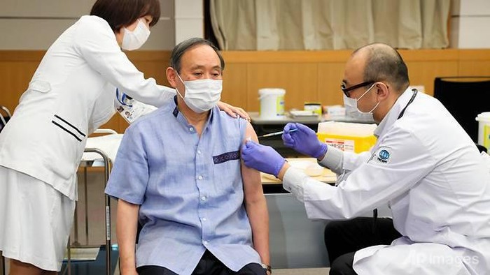 日本の首相はバイデン大統領との会談に先立ってCOVID-19ワクチンを接種
