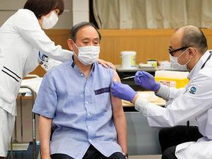 PM Jepang Disuntik Vaksin COVID-19 Jelang Pertemuan dengan Biden
