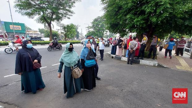 Aparat kepolisian membubarkan dan mengusir kerumunan massa dalam sidang perdana Muhammad Rizieq Shihab di Pengadilan Negeri Jakarta Timur, Selasa (15/3).