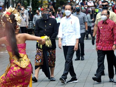 Foto: Jokowi Tinjau Langsung Vaksinasi di Bali