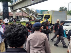 Pria Bawa Samurai di Luar Area Sidang Habib Rizieq Diamankan Polisi