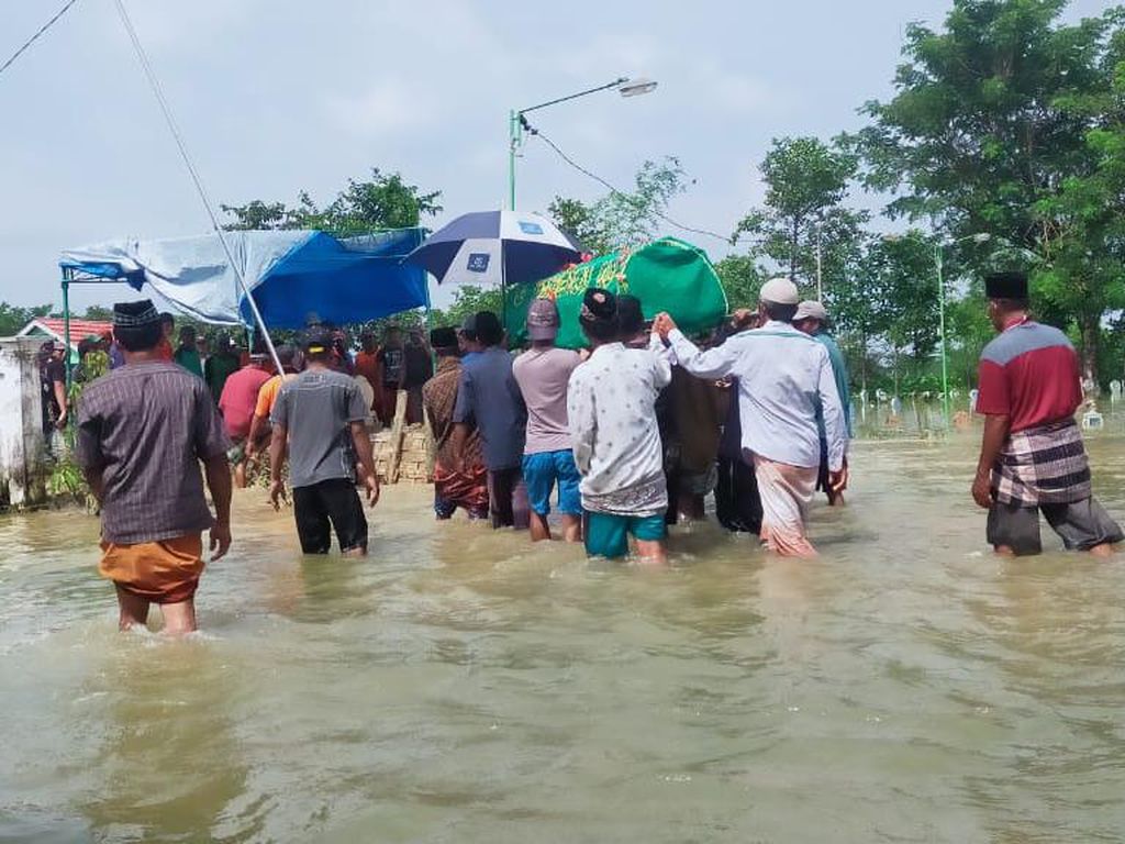 Perjuangan Warga Makamkan Pria Tewas Digigit Ular di Tengah Kepungan Banjir Perjuangan Warga Makamkan Pria Tewas Digigit Ular di Tengah Kepungan Banjir