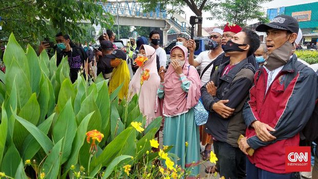 Puluhan massa yang mayoritas terdiri dari ibu-ibu melantunkan selawat saat diminta membubarkan diri di sidang perdana Muhammad Rizieq Shihab di Pengadilan Negeri Jakarta Timur.