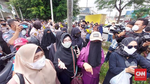 Puluhan Emak-emak Berselawat di Sidang Rizieq Shihab Puluhan massa yang mayoritas terdiri dari ibu-ibu melantunkan selawat saat diminta membubarkan diri di sidang perdana Muhammad Rizieq Shihab di Pengadilan Negeri Jakarta Timur.