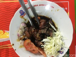 Maknyus! Sate Kambing dan Tongseng Racikan Bu Sumirah yang Legendaris