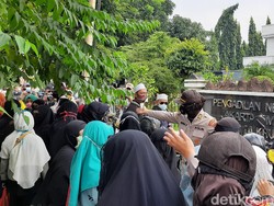 Simpatisan Habib Rizieq Datangi PN Jaktim, Dilarang Masuk ke Persidangan