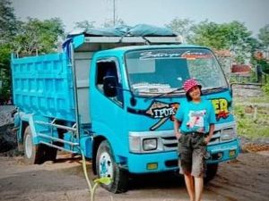 Desi Sinden Ungkap Pernah Ditodong Celurit Saat Bawa Dump Truck Desi Sinden Ungkap Pernah Ditodong Celurit Saat Bawa Dump Truck