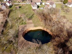 Misteri Ratusan Lubang Raksasa Muncul Mendadak