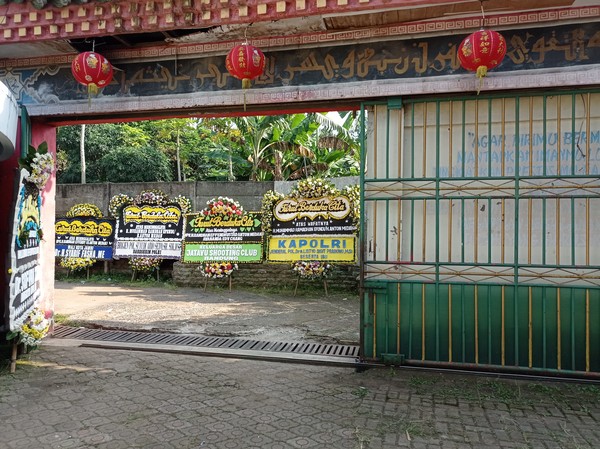 Suasana di sekitar masjid Tan Kok Liong lokasi jenazah Anton Medan akan dimakamkan