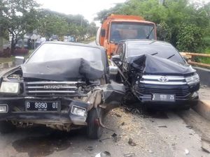 Truk Rem Blong Seruduk 2 Mobil di Jalan Lintas Selatan Cilegon