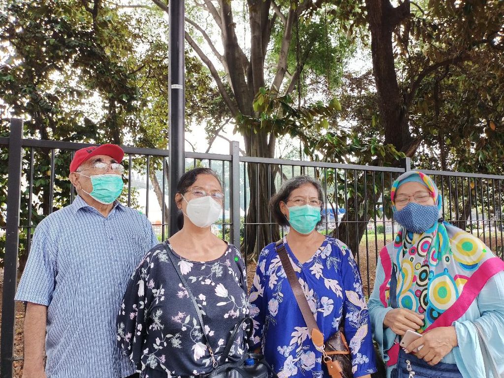 Cerita Lansia dari Luar DKI Ikuti Vaksinasi COVID-19 di Istora Senayan Cerita Lansia dari Luar DKI Ikuti Vaksinasi COVID-19 di Istora Senayan