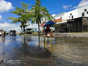 Viral Pria Mancing-Mandi di Jalan Rusak Parah di Lombok Tengah NTB