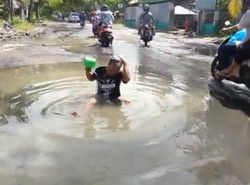 Warga Lombok Ini Mandi di Jalan Rusak Sebagai Bentuk Protes!