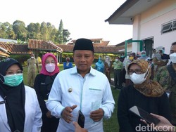 Jabar Hari Ini: Respons Wagub Uu soal Helikopter-Pria Nasi Padang Berbagi Donasi Jabar Hari Ini: Respons Wagub Uu soal Helikopter-Pria Nasi Padang Berbagi Donasi