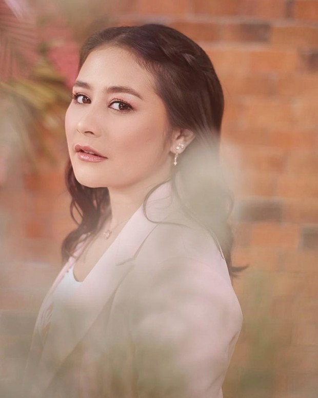 Memiliki wajah berbentuk bulat dapat memilih anting dengan berkarakter tegas atau vertikal.