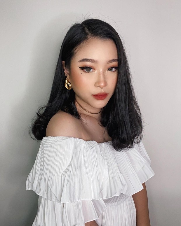 Wajah berbentuk hati dapat memakai anting yang sepadan untuk mempertegas proporsional wajah.