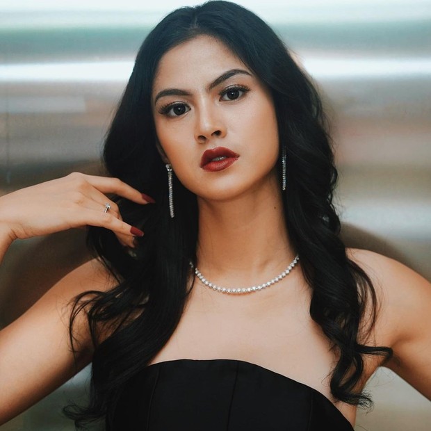 Wajah berbentuk kotak sangat nyaman memakai anting teardrops agar lebih mudah menyamarkan bentuk kurang proporsional.