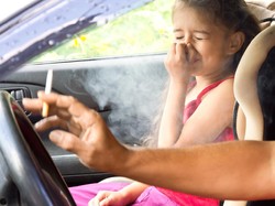 Thirdhand Smoke Mengancam Walau Tak Merokok Depan Anak