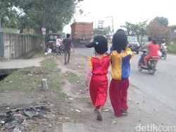 Dampak Pandemi di Medan: Bocah Jadi Badut Keliling Demi Cari Duit