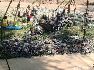 Sebuah Pikap Hanyut Terbawa Arus Banjir di Magetan