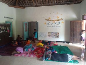 Khawatir Banjir Susulan, Warga Magetan Pilih Bertahan di Pengungsian