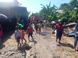 Banjir di Magetan Terjang Enam Desa Sisakan Lumpur Setebal 50 Cm