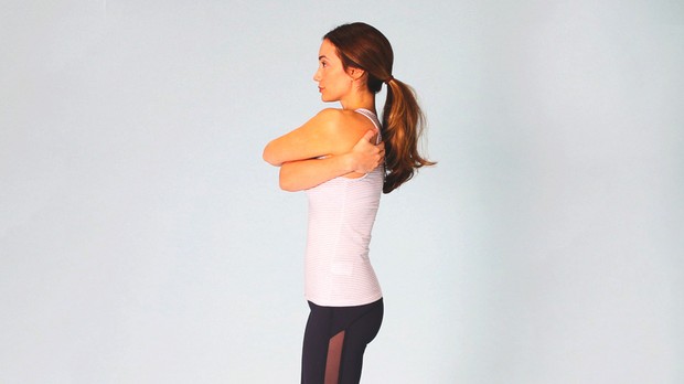 Peregangan ini dapat membantu meringankan ketidaknyamanan atau nyeri pada tulang belikat yang disebabkan oleh postur tubuh yang buruk, bursitis atau bahu yang membeku.