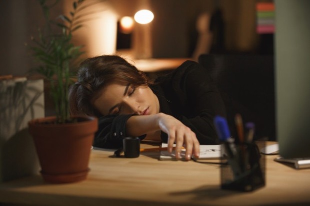 Dampak sering lembur membuat berkurangnya konsentrasi.