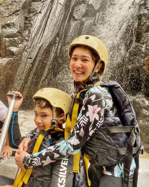 Bunga Zainal/instagram.com/bungazainal05 Bunga Zainalrafting bersama keluarga di Bali/instagram.com/bungazainal05