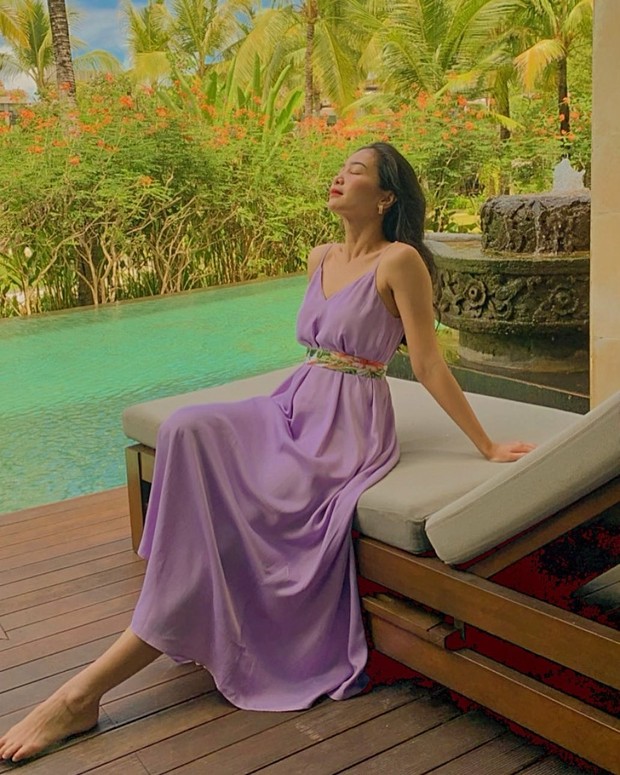 Bunga Zainal/instagram.com/bungazainal05 Bunga Zainal tampak bersantai di pinggir kolam resort Bali/instagram.com/bungazainal05