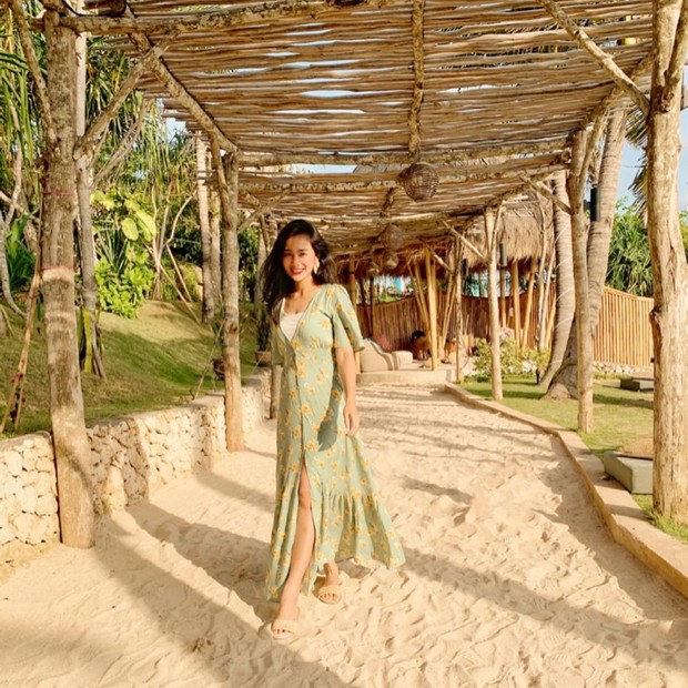 Bunga Zainal/instagram.com/bungazainal05 Bunga Zainal berjalan santai di atas pasir/instagram.com/bungazainal05