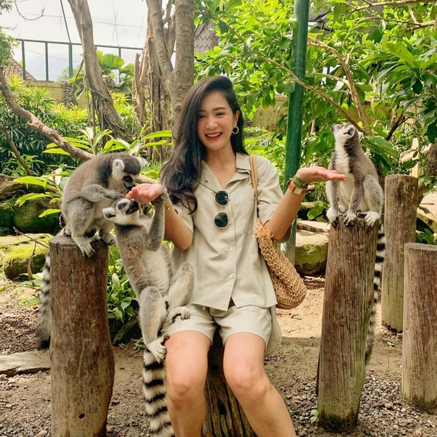 Bunga Zainal/instagram.com/bungazainal05 Bunga Zainal berkunjung ke Bali Zoo/instagram.com/bungazainal05