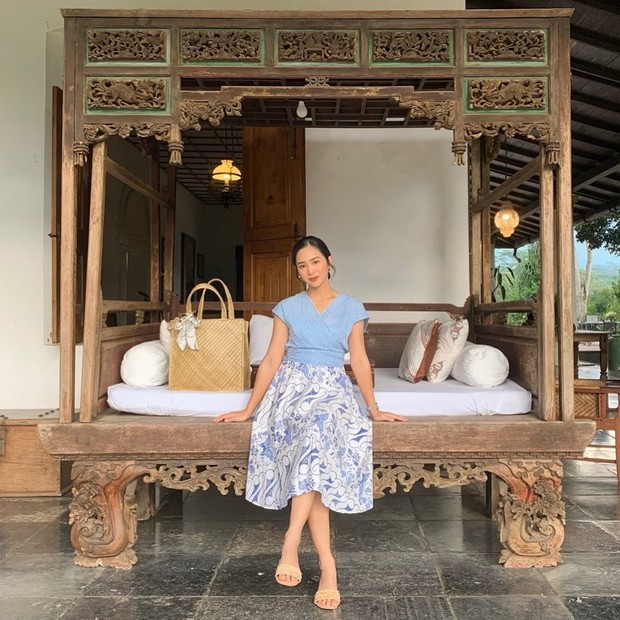 Bunga Zainal/instagram.com/bungazainal05 Bunga Zainal tengah duduk santai di sebuah gazebo/instagram.com/bungazainal05