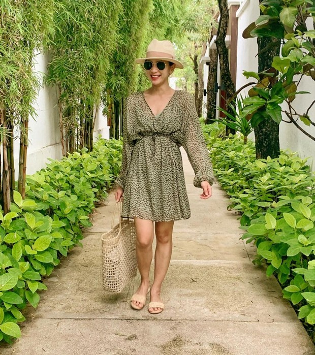 Bunga Zainal/instagram.com/bungazainal05 Bunga Zainal menenteng tas anyaman sambil berjalan /instagram.com/bungazainal05