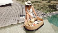 Cantiknya Jessica Mila Saat Nikmati Floating Breakfast dan Jajan Croissant