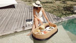 Cantiknya Jessica Mila Saat Nikmati Floating Breakfast dan Jajan Croissant