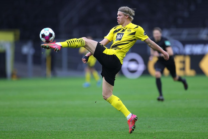 DORTMUND, GERMANY - FEBRUARY 27: Erling Haaland of Borussia Dortmund passes the ball during the Bundesliga match between Borussia Dortmund and DSC Arminia Bielefeld at Signal Iduna Park on February 27, 2021 in Dortmund, Germany. Sporting stadiums around Germany remain under strict restrictions due to the Coronavirus Pandemic as Government social distancing laws prohibit fans inside venues resulting in games being played behind closed doors. (Photo by Friedemann Vogel - Pool/Getty Images)
