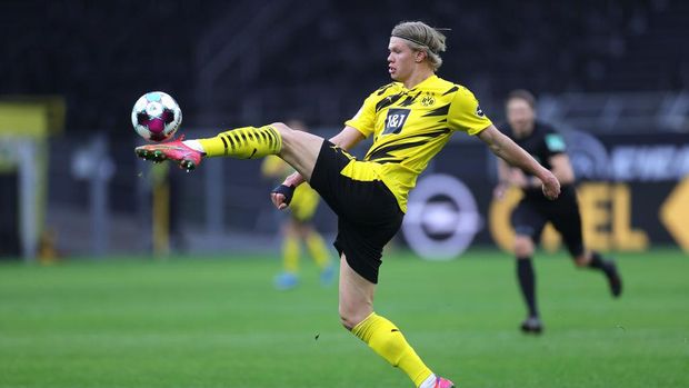 DORTMUND, GERMANY - FEBRUARY 27: Erling Haaland of Borussia Dortmund passes the ball during the Bundesliga match between Borussia Dortmund and DSC Arminia Bielefeld at Signal Iduna Park on February 27, 2021 in Dortmund, Germany. Sporting stadiums around Germany remain under strict restrictions due to the Coronavirus Pandemic as Government social distancing laws prohibit fans inside venues resulting in games being played behind closed doors. (Photo by Friedemann Vogel - Pool/Getty Images)