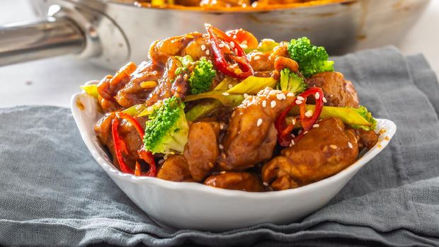 ilustrasi ayam kecap Ayam Kecap. Chicken cooked or stew in thick sweet soy sauce and spices. Served with rice