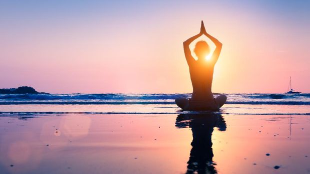 ilustrasi yoga lotus Silhouette of young woman practicing yoga, lotus position, and meditating on the beach