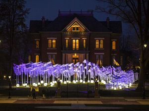 Instalasi Pita Ungu untuk Korban COVID-19 di Illinois