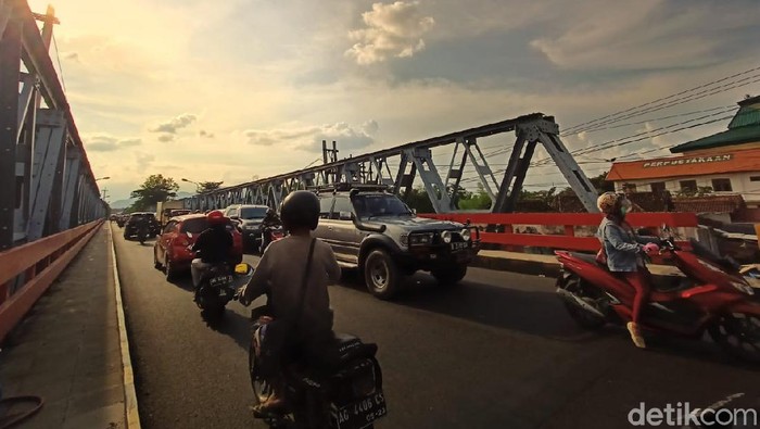 Pemkot Kediri dibantu pemerintah pusat akan merekonstruksi Jembatan Bandar Ngalim. Sebab, jembatan tersebut hampir setengah abad berdiri.