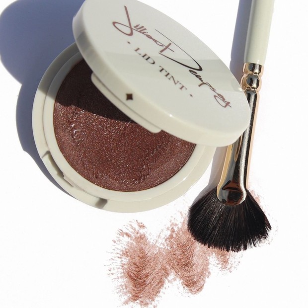 Jillian Dempsey Lid Tint/instagram.com/jilliandempsey Ini akan memberikan sapuan warna yang tipis dengan hasil akhir yang mengkilap dan sedikit pijar.