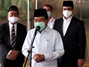Anies Dampingi JK Lantik Ketua hingga Pengurus DMI DKI di Balai Kota Anies Dampingi JK Lantik Ketua hingga Pengurus DMI DKI di Balai Kota
