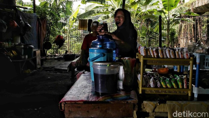 Sejumlah warga beraktivitas di kawasan kolong Tol Wiyoto Wiyono, Papanggo, Jakarta Utara, Rabu (17/3). Menurut data BPS jumlah warga miskin di Indonesia meningkat lebih dari 2,7 juta jiwa akibat pandemi COVID-19.