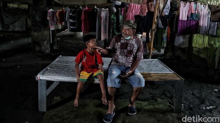 Sejumlah warga beraktivitas di kawasan kolong Tol Wiyoto Wiyono, Papanggo, Jakarta Utara, Rabu (17/3). Menurut data BPS jumlah warga miskin di Indonesia meningkat lebih dari 2,7 juta jiwa akibat pandemi COVID-19.