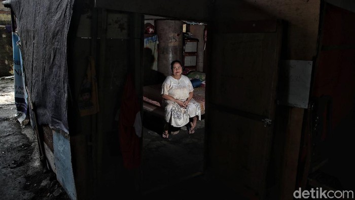 Sejumlah warga beraktivitas di kawasan kolong Tol Wiyoto Wiyono, Papanggo, Jakarta Utara, Rabu (17/3). Menurut data BPS jumlah warga miskin di Indonesia meningkat lebih dari 2,7 juta jiwa akibat pandemi COVID-19.