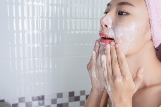 Membersihkan wajah secara berlebihan berpengaruh pada kulit sensitif.