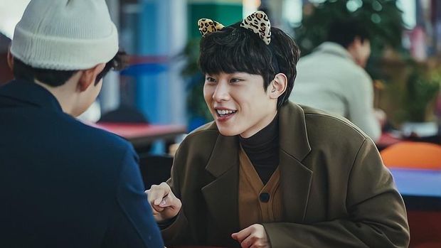 Aktor Kim Sung Cheol curi perhatian lewat penampilannya di Vincenzo.