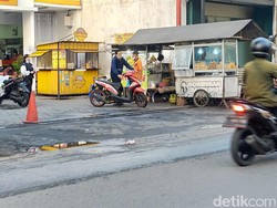 Keluh Kesah Pedagang yang Sewa Lahan Parkir Swalayan di Surabaya
